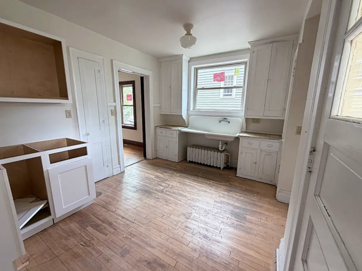 1825 Regent kitchen